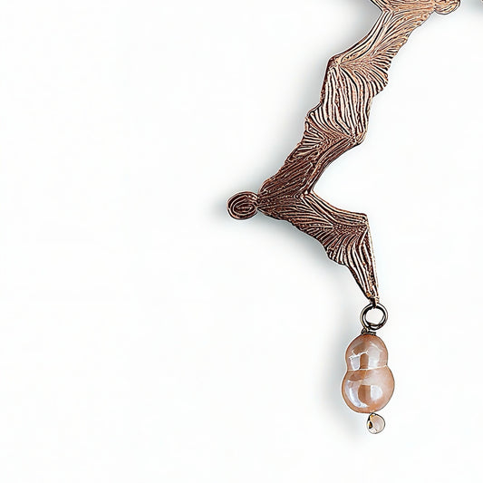 Rose gold earrings with peach pearls detail